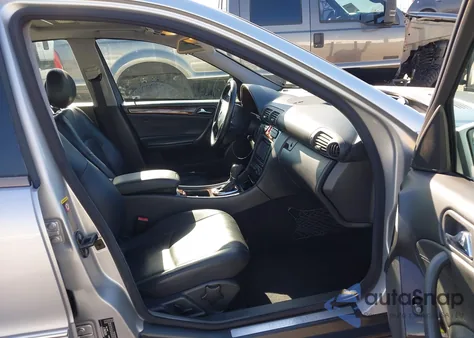 2002 Mercedes-Benz C 240 z USA, uszkodzony, nr VIN WDBRF61J32F231344